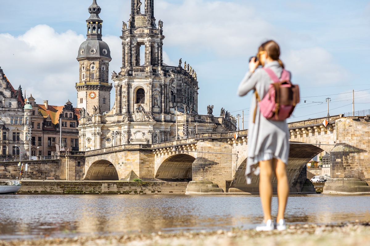 Kobieta zwiedza Dresden w Niemczech